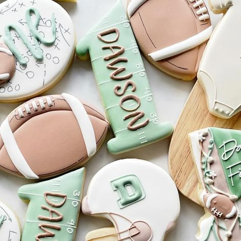 Ashley | Spokane Sugar Cookies on Instagram: "Miiiiiiight have forgotten to post this cute set while it was actually football season. Oh well, better late than never! . . #firstdowncookies #footballcookies #spokane #spokanecookies #customcookies #bradyladybakery   Football, football cookies, Super Bowl, first birthday, decorated sugar cookies, custom sugar cookies" 1st Birthday Football Cookies, First Down Cookies, First Birthday Football Cookies, First Down Birthday Cookies, First Year Down Cookies, Football Birthday Cupcakes, Football Birthday Cookies, Football Decorated Cookies, Football Cookies Decorated