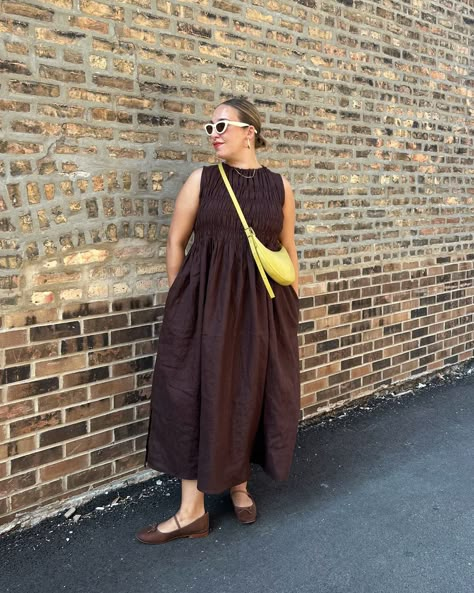 Dressy Casual Dress, Wearing Dresses Everyday, European Spring Fashion, Milkmaid Dress Outfit, Plus Size Minimalist Outfits, Shirred Dress Tutorial, Long Dress Outfit Ideas, Casual Maxi Dress Outfit, Dress Midsize