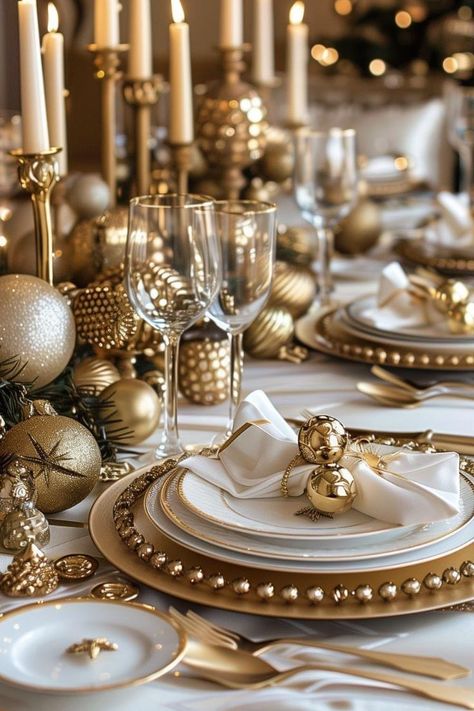 Gold Table Setting, Christmas Dining Table Decor, Holiday Table Centerpieces, Beautiful Dinner, Christmas Dining Table, Christmas Party Themes, Christmas Dinner Table, Christmas Decoration Ideas, Dinner Table Setting