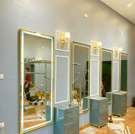 Saloon Mirror Design Ideas, Salon Interior Design Ideas Furniture, Parlour Design Ideas, Salon Mirror Design, Saloon Interiors Ideas, Beauty Parlour Design, Parlour Interior Design Beauty, Salon Mirror Ideas, Beauty Parlour Interior Design