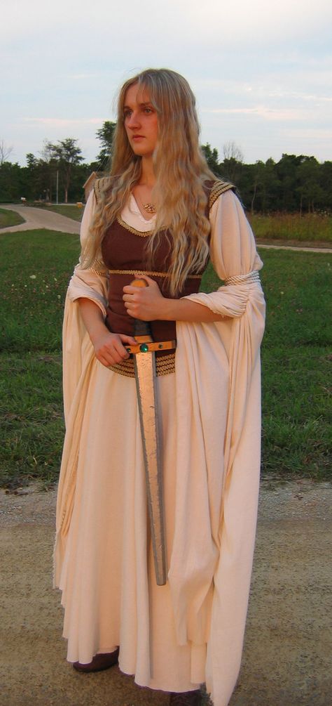 Eowyn (LotR) cosplay http://threeringcinema.deviantart.com/gallery/?catpath=%2F&q=eowyn Middle Earth Cosplay, Eowyn Outfit, Eowyn Costume Diy, Lotr Cosplay Female, Mideaval Outfits, Eowyn Costume, Eowyn Dress, Eowyn Cosplay, Eowyn Shieldmaiden