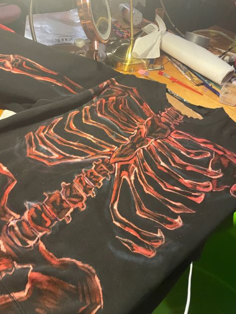 Pink Bleached Shirt, Bleach Painted Sweatshirt, Skeleton Bleach Hoodie, Skeleton Bleach Shirt, Bleached Hoodie Designs, Bleach Tee Shirt Ideas, Cool Bleach Shirt Designs, Bleach Shirt Diy Ideas, Bleached Clothes Ideas