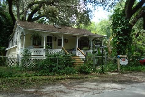 Homosassa, Florida: Old Fishing Village and River Heritage Old Florida Homes Exterior, Old Florida Architecture, Rural Florida Aesthetic, Gothic Florida, Florida Suburbs, Old Florida Aesthetic, Small Town Florida, Old Florida Home, Rural Florida