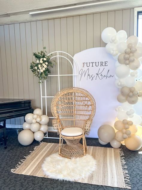 Neutral Wedding Shower Ideas, Kitchen Tee Ideas Bridal Showers, Future Mrs Backdrop, Bridal Shower Decorations Balloons, Beige Bridal Shower Ideas, Neutral Wedding Shower Decor, Indoor Bridal Shower Decorations, Bridal Shower Home Decor Ideas, Bridal Shower Decor Simple