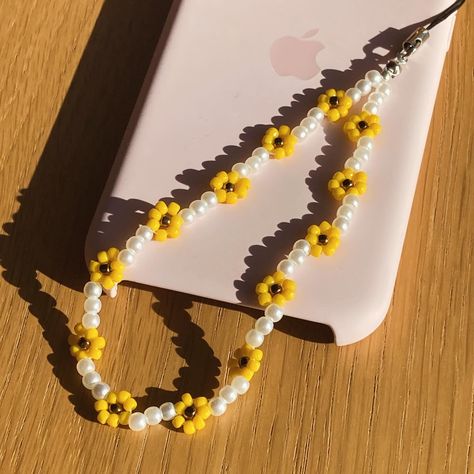 Add a splash of sunshine to your ohone case with this sunflower inspired phone strap 🌻 I really did enjoy the sunshine today and hope it comes back again tomorrow ☀️😎 I hope you all enjoyed a bit of sunshine too 💛 #beadedphonestrap #beadedphonecharm #phonestrap #beadedflower Charms For Phone Cases, Phone Case Charms Diy, Phone Case Charms, Phone Strap Beads, Phone Case Strap, Sunflower Keychain, Phone Hanging, Strap Keychain, Spring Basket