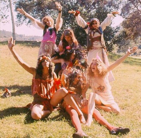 Hippies chicks Gtos Style, Groupie Aesthetic, Hippy Aesthetic, Paz Hippie, Pamela Des Barres, Flower Children, Woodstock 1969, Hippie Lifestyle, Hippie Aesthetic