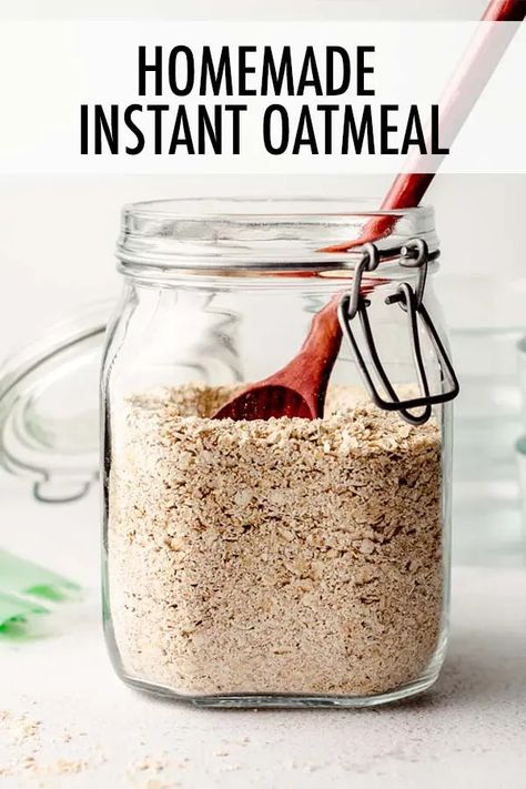 Make your own homemade instant oatmeal packets so you always have oatmeal ready to go! Add your favorite toppings or bring them along so you always have a delicious bowl of oatmeal, even away from home. Perfect for packing in lunches or taking along for camping. | homemade instant oatmeal recipe | instant oatmeal packets recipes | gluten free instant oatmeal recipes | instant oatmeal packets recipes homemade Premade Oatmeal Jars, Oatmeal Mixes Diy, Make Your Own Oatmeal Packets, Oatmeal Mix Recipe, Diy Oatmeal Packets, Instant Oatmeal Packets Recipes, Quick Oats Recipes Breakfast, Instant Oats Recipes, Home Made Oatmeal