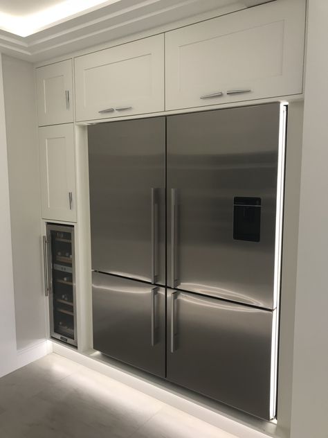 Modern Fridge, Fridge Design, Large Fridge, Desain Pantry, Kitchen Fridges, Furniture Warehouse, Grey Flooring, Interior Modern, Fridge Freezer