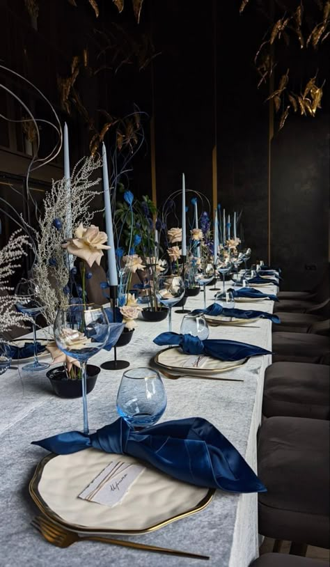 Navy Blue Dinner Table Decor, Sapphire Anniversary Party, Dark Blue Wedding Color Palette, Midnight Blue Wedding Theme Receptions, Blue Birthday Dinner Decor, Blue Christmas Party Theme, Navy Blue Reception Decor, Family Style Wedding Dinner Table Decor, Winter Blue Wedding Theme