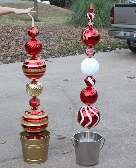 DIY Ornament Topiaries {The Creativity Exchange} Ornament Topiary, Christmas Lawn Decorations, Christmas Topiary, Outside Christmas Decorations, Christmas Yard Decorations, Christmas Decorations Diy Outdoor, Christmas Yard, Christmas Outdoor, Easy Christmas Diy