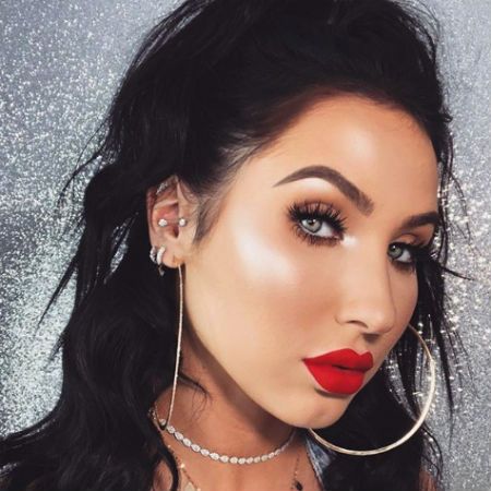 What is strobing? | finder.com.au Jaclyn Hill Makeup, Ear Piercings Chart, Dior Backstage, House Of Lashes, Beauty Vlogger, Lashes False, Jaclyn Hill, Beauty Guru, Eyes Makeup