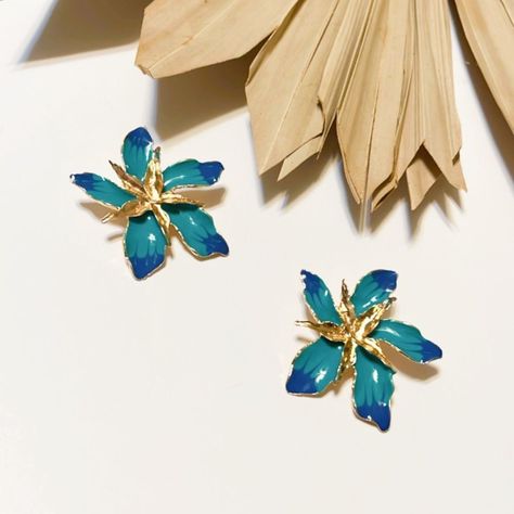 Anthropologi Blue Enamel Flower Earrings In Gold Tone Hardware New (Boutique Packaging) **Let Me Know If You Like To Bundle With Another Listing! **I Always Accept Reasonable Offers Cute Earrings Cute Jewelry Dainty Jewelry Summer Vacation Cute Outfits Trendy Jewelry Formal Jewelry Wedding Earrings Lovers Gift Holiday Gift Gift For Her Tags : Anthro Anthropologie Free People We The Free Zara Zara Jewelry Lili Pulitzer Kendra Scott 8 Other Reasons Dolls Kill Lili Clasps For Love And Lemons Ettika Shashi Natalie B Jewelry Five And Two Casa Clara Baublebar Petite Moments The M Jewelers Ny Anton Heunis Amber Sceats Lili Claspe Brandy Melville Gorjana Topshop Asos Revolve Boho Bohemi Cute Outfits Trendy, Lili Claspe, Jewelry Formal, M Jewelers, Boutique Packaging, Anthropologie Earrings, Bubble Earrings, Triple Hoop Earrings, Turquoise Decor