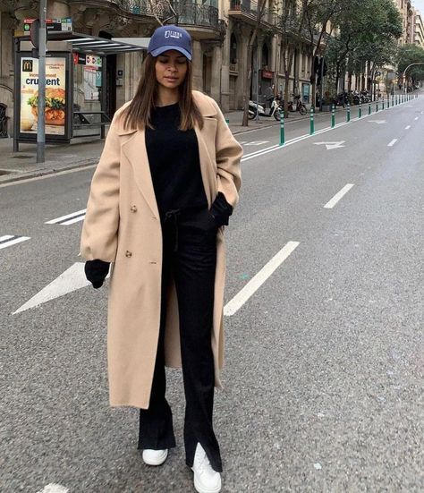 Follow our Pinterest Zaza_muse for more similar pictures :) Instagram: @zaza.muse | Casual style, beige coat. Women's style. Beige Coat Outfit, Long Beige Coat, Beige Outfit, Beige Coat, Cold Outfits, Corporate Outfits, Looks Party, Looks Street Style, Interview Outfit