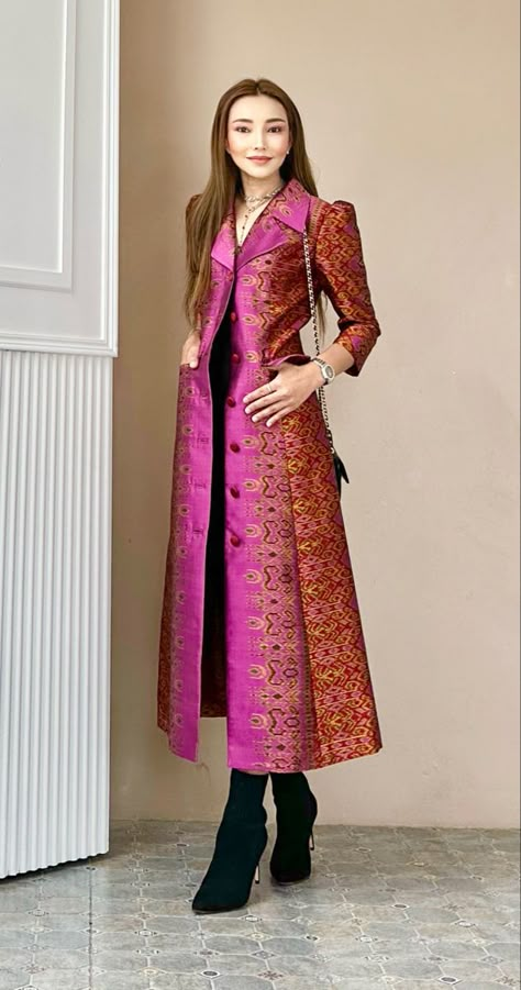 Winter Ethnic Wear Indian, Velvet Jackets Women Indian, Unique Saree Designs Party Wear, Long Shrugs Outfit Indian, Velvet Dress Designs Fashion, Shrugs For Indian Dresses, Jacket Dresses For Women, Brocade Outfits, Saree Reuse