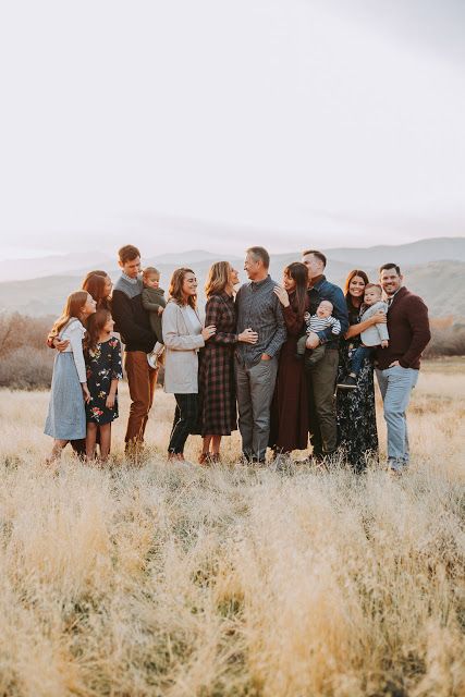 Entire Family Pictures Group Shots, Family Of 13 Photoshoot, Big Family Photo Prompts, Family Picture Poses 8 People, Family Photos 11 People, Posing Big Families, Fall Family Photos Big Family, Family Of 15 Picture Poses, Multigenerational Family Photos Fall