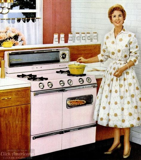 How to be a perfect '50s housewife: In the kitchen - #retro #vintage #housewife #vintagehumor #vintageads #1950s #fifties #midcentury #kitchens #vintagekitchens #clickamericana Nostalgic Kitchen, Retro Pink Kitchens, Pink Kitchens, Retro Homes, Life In The 1950s, 1950s Home Decor, 50s Housewife, 1950s Women, Vintage Housewife