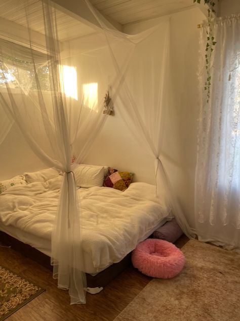 Canopy floor bed cozy Bed On Floor With Canopy, Room Inspo Mattress On Floor, Low Canopy Bed Ideas, 4 Poster Bed Ideas Cozy, Room Ideas For Queen Size Bed, Low Bedroom Ideas Floor Beds, Big Canopy Bed, Canopy Bed No Frame, Low Bed Canopy