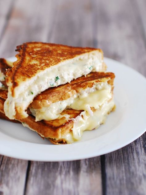 Grilled cheese chicken sandwich. Step by step pictures of making chicken mayo sandwich with grilled cheese. A good breakfast, brunch, snack recipe. Cheese Chicken Sandwich, Chicken Mayo Sandwich, Good Fast Food, Chicken Mayo, Sandwich Chicken, Grilled Chicken Sandwich, Mayo Sandwich, Toasted Sandwiches, Monte Cristo Sandwich