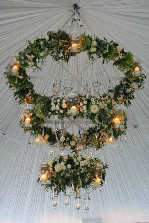 26 Must-See Wedding Chandeliers You Could Totally DIY with a Hula Hoop Hoop Centerpieces, Hula Hoop Chandelier, Butterfly Centerpieces, Wedding Ceiling, Diy Centerpiece, Wedding Hoop, Flowers Hanging, Tafel Decor, Wedding Chandelier