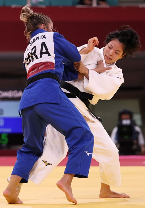 Uta Abe (Japan, white) defeated Larissa Pimenta (Brazil, blue) in the women's 52 kg Round of 16. Abe eventually would win the gold medal #judo #olympics Athlete Poses, Martial Arts Techniques, Martial Arts Styles, Tokyo 2020, Strong Female, Sports Photos, Summer Olympics, Action Poses, Sports Photography