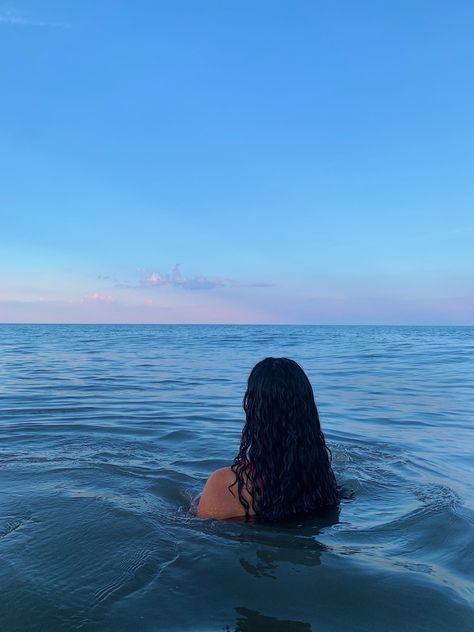 Curly Hair Beach, Summer Vacation Aesthetic, Shotting Photo, Vacation Aesthetic, Foto Poses, Photo Insta, Island Girl, Summer Feeling, Summer Dream