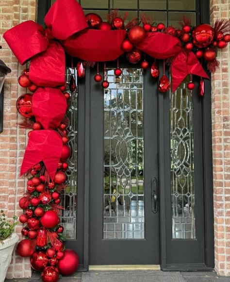 Classy Red Christmas Decor, Classy Outdoor Christmas Lights, Christmas Balcony Ideas, Christmas Front Doors, Christmas Tree Inspiration, Christmas Themes Decorations, Christmas Porch, Christmas Door Decorations, Christmas Door