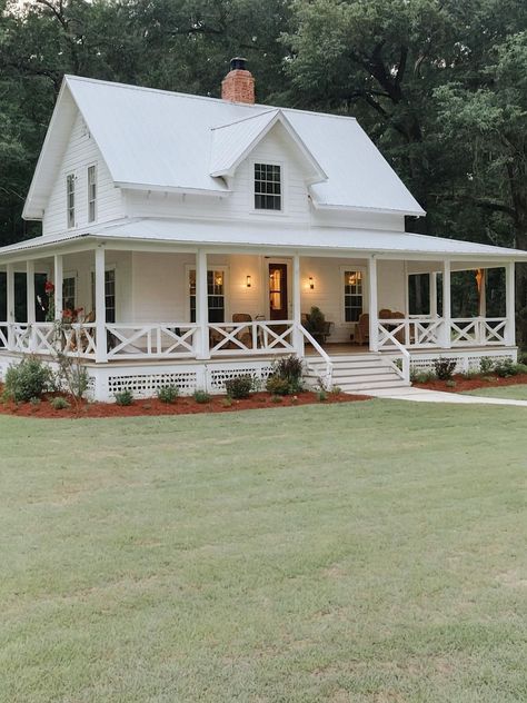 White Farmhouse Exterior, Farmhouse Backyard, Rustic Homes, Wraparound Porch, Dream Life House, Small Farmhouse, Farmhouse Ideas, Modern Farmhouse Exterior, Farmhouse House