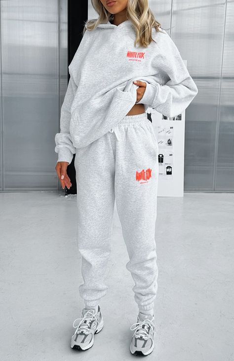 Sweatsuit Set Aesthetic, Preppy Sweat Sets, White Fox Hoodie Outfit Ideas, Sweat Suit Set, White Fox Sweat Set, White Fox Sweatpants, White Fox Hoodies, White Fox Set, Cute Sweat Sets