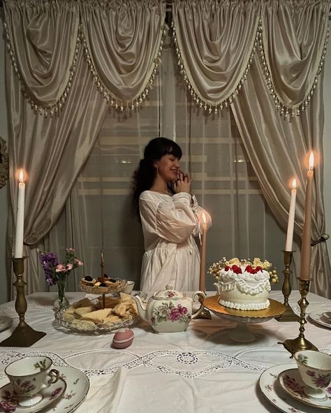 Victorian Birthday Party Aesthetic, Royal Birthday Aesthetic, Grandma Tea Party, Birthday Room Aesthetic, Victorian Party Theme Ideas, Vintage Themed Birthday Party, Little Women Party Theme, Victorian Party Aesthetic, Vintage Tea Party Aesthetic