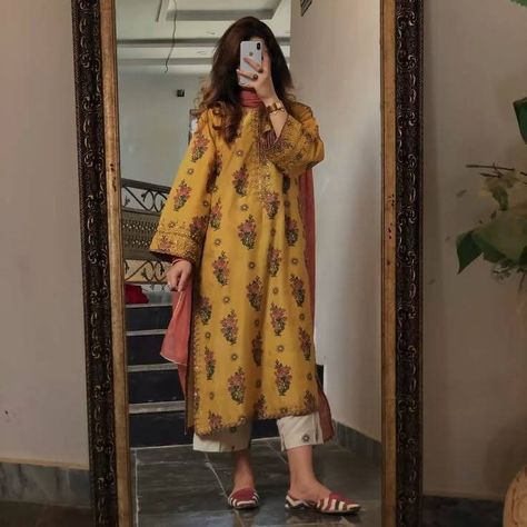 Winter Eastern Outfits, Pakistani Kurta Set, Simple Pakistani Dresses Casual, Mehndi Look, Elegant Mehndi, Trending Summer Nails, Simple Dress Casual, Best Winter Outfits, Simple Kurta Designs