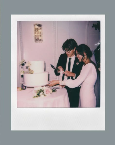 Wedding Polaroid Photos, Wedding Photos Booth Ideas, Wedding Photo Polaroid, Instax Wedding Photos, Aesthetic Wedding Photo Booth, Wedding Polaroids Aesthetic, Poloroid Pictures Wedding Ideas, Polaroids At Wedding, 90s Wedding Photography