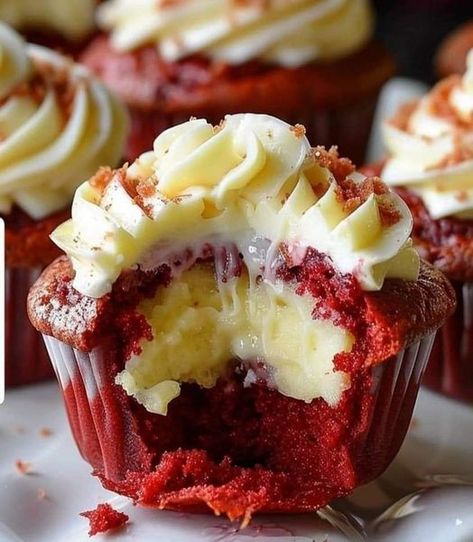 00 Easy Mini Desserts Recipes, Moist Chocolate Cakes, Red Velvet Cheesecake Cupcakes, Mini Dessert Ideas, Cheesecake Cupcakes Recipe, Cheesecake Cupcake, Red Velvet Cupcakes Recipe, Cupcakes Red Velvet, Red Velvet Desserts