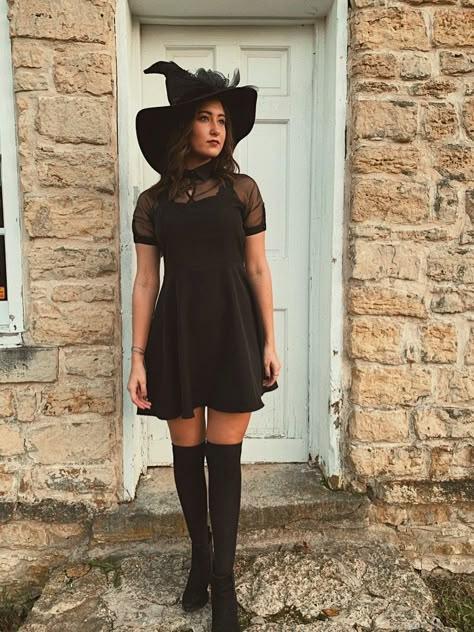 Modest Witch Costume, Friendly Witch Costume, 90s Witch Costume, Modern Day Witch Costume, Pretty Witch Costume For Women, Modern Witch Outfit Halloween, Casual Witch Outfit Halloween, Witch Womens Costume, Teacher Witch Costume Diy