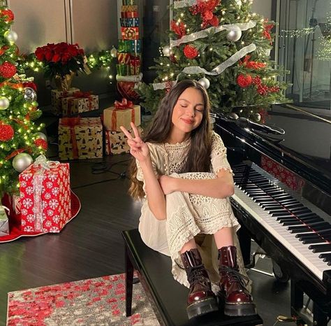 Olivia Rodrigo Christmas Olivia + Core + Aesthetic, Mexican Girl, High School Musical, Fav Celebs, Olivia Rodrigo, Melanie Martinez, Sabrina Carpenter, Lana Del Rey, Favorite Celebrities