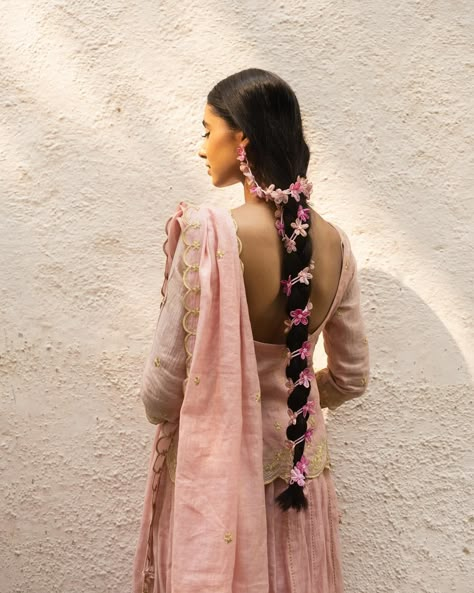 “Being my own kind of beautiful” With @gurshabedi Wearing Valli pink florals 🌸 www.diariesofnomad.com 📷 @nayaaanika #handmadeflowers #flowersinmyhair #handmadehairaccessories #shophandmade #shoplocal Mehendi Bridal Outfit, Bride Fashion Illustration, Hairstyle Indian, Hair Style On Saree, Traditional Hairstyle, Indian Bridal Hairstyles, Traditional Indian Outfits, Desi Aesthetic, Hair Up Styles