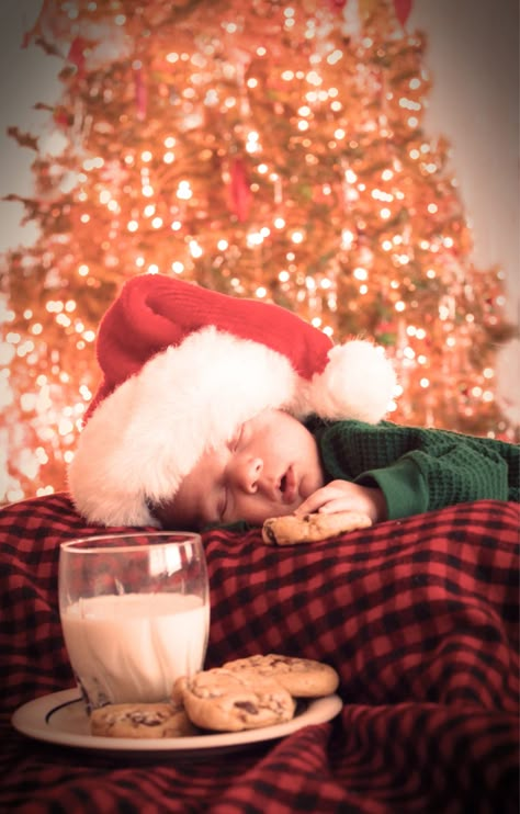 Holiday Baby Pictures, Newborn Christmas Pictures, Baby Christmas Photography, Newborn Christmas Photos, Christmas Photoshoot Ideas, Christmas Baby Pictures, Baby Milestones Pictures, Baby Christmas Photos, First Christmas Photos