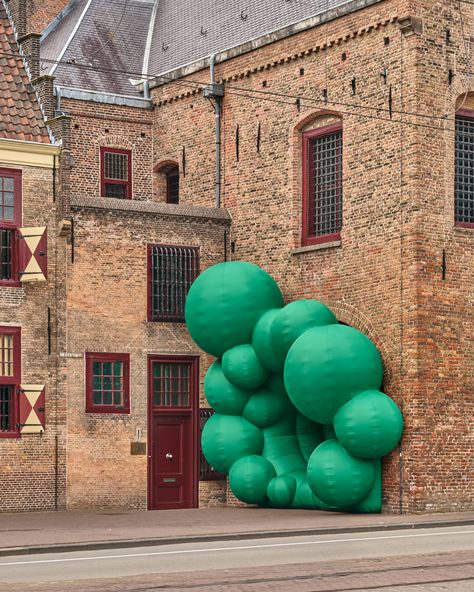 Bulbous Inflatable Installations by Steve Messam Interact with Historic Architecture and Landscapes | Colossal Environmental Artist, Large Scale Art, Colossal Art, Historic Architecture, Modern Crafts, Childrens Museum, Historical Monuments, Built Environment, Historical Architecture