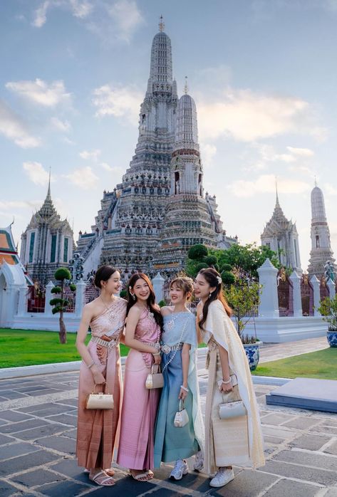 Bangkok Aesthetic Outfit, Thailand Fashion Outfits Street Style, Bangkok Thailand Aesthetic Outfit, Outfit For Thailand Trip, Thai Outfits Traditional, Thailand Girls Trip, Wat Arun Bangkok Outfit, Thailand Fashion Outfits, Thailand Lookbook