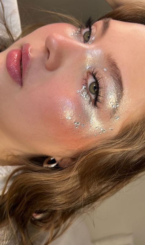 Natural Rave Makeup, Saltburn Makeup Aesthetic, Festival Makeup Aesthetic, Festival Makeup Looks Glitter Eye, Shimmer Make Up, Gems On Face Ideas, Gemstones On Face, Makeup Ideas Festival, Subtle Mermaid Makeup