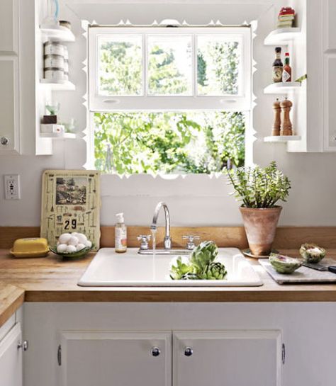 Kitchen Window Shelves, Window Over Sink, Kitchen Sink Window, Kabinet Dapur, Small Kitchen Storage, French Country Kitchens, Kitchen Window Treatments, Kitchen Corner, Kitchen Farmhouse