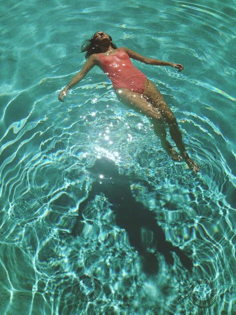 Underwater Painting, Pool Art, Summer Picture Poses, Water Aesthetic, Girl In Water, Water Drawing, Water Photography, Water Art, Floating In Water