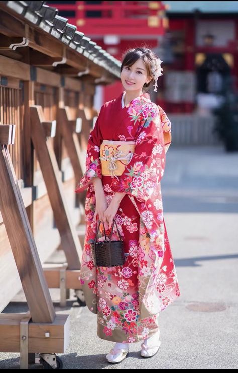 Japanese New Year Kimono, Japanese Yukata Women, Traditional Japanese Clothing Woman, Kimono Hairstyle, Kimono Hakama, Woman In Kimono, Yukata Women, Asian Traditional Fashion, Kana Hanazawa