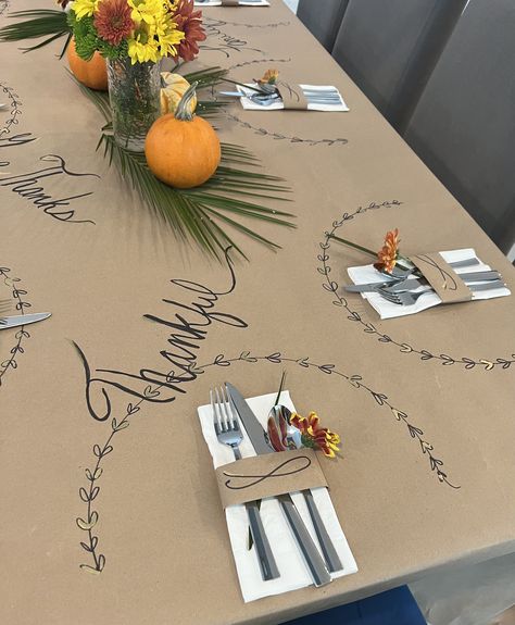 Easy Table Cloth Ideas, Thanksgiving Table Diy Decor, Friendsgiving Dinner Table Decorations, Kraft Paper Table Runner Thanksgiving, Thanksgiving Table Brown Paper, Brown Paper Tablecloth Thanksgiving, Craft Paper Table Setting, Craft Paper Thanksgiving Table, Tha Ksgiving Table Decorations