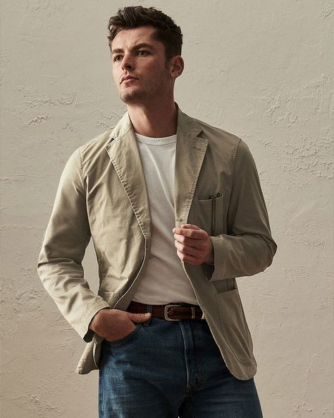 Khaki Blazer Outfit Mens, Khaki Coat Outfit, Khaki Blazer Outfit, Ways To Style A Blazer, Unstructured Blazer, Style A Blazer, 16 Outfits, Men's Business Casual Style, Jeans And T Shirt Outfit