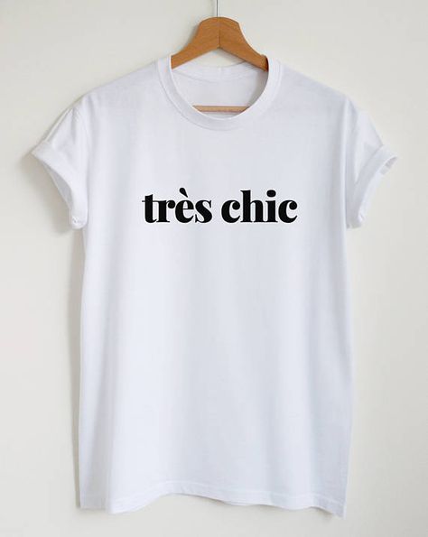 Tres Chic T-shirt French Tshirt Design, T Shirt Slogan Ideas, French Quote, Slogan Shirts, Style T Shirts, Slogan Tee, Quote Tees, Tres Chic, Custom Shirt