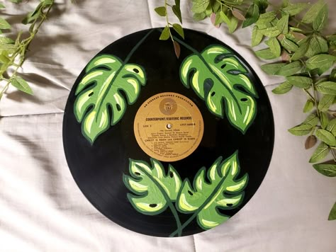 Aesthetic Record Painting, Things To Paint On A Record, Vinyl Records Painting, Painting Records Vinyl, Cds Art, Painted Cd Ideas, Painted Vynal Records, Vynil Record Painting Ideas, Record Art Ideas