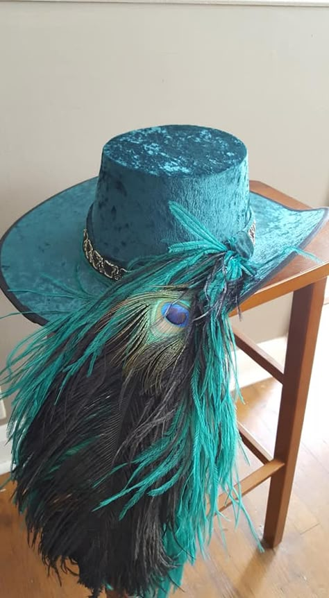 Tall Toad Crushed Velvet Cavalier Hat - Forest Green w/black & gold detail, green peacock feather $50 Cavalier Hat, Peacock Hat, Peacock Accessories, Feather Outfit, Gotham Villains, Curse Of Strahd, Green Peacock, Feather Hat, Pirate Costume