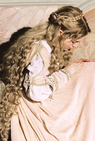 Princess Hair Aesthetic, Helaena Targaryen Aesthetic, Targaryen Braids, Ao3 Aesthetic, Targaryen Hairstyles, House Aesthetics, Royals Fashion, Medieval Hairstyles, Formal Ideas