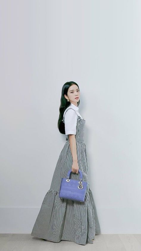 Jisoo Style, China Street Fashion, Photographie Portrait Inspiration, Bff Photoshoot Poses, Artist Style, Kim Jisoo, Celebrity Look, Sweet Dress, Teenage Fashion Outfits