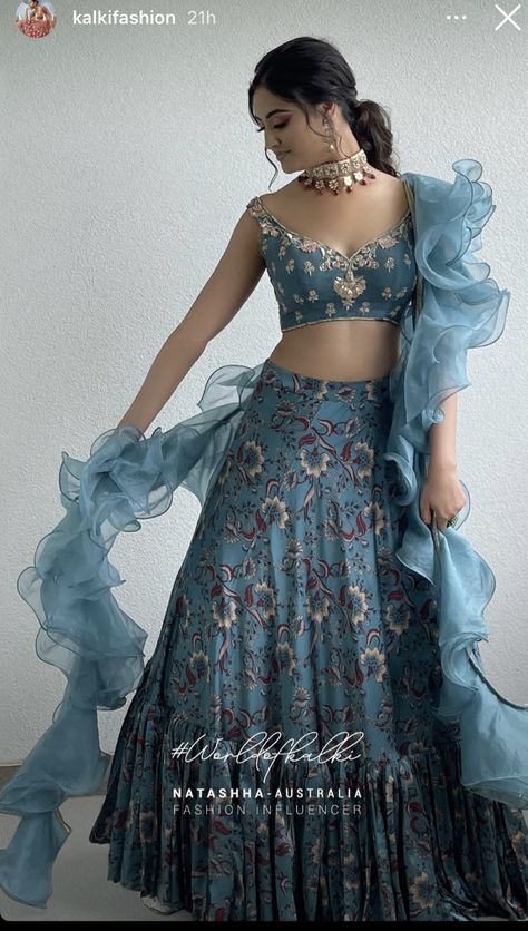 Frill Dupatta Designs, Stylish Dupatta Designs, Dupatta Designs Ideas, Crop Top With Skirt, Designer Crop Top, Skirt Lehenga, Ruffle Dupatta, Dupatta Designs, Dupatta Design